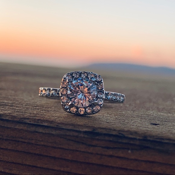 Beauty Queen ♡ Cubic Zirconia Ring - Picture 3 of 5